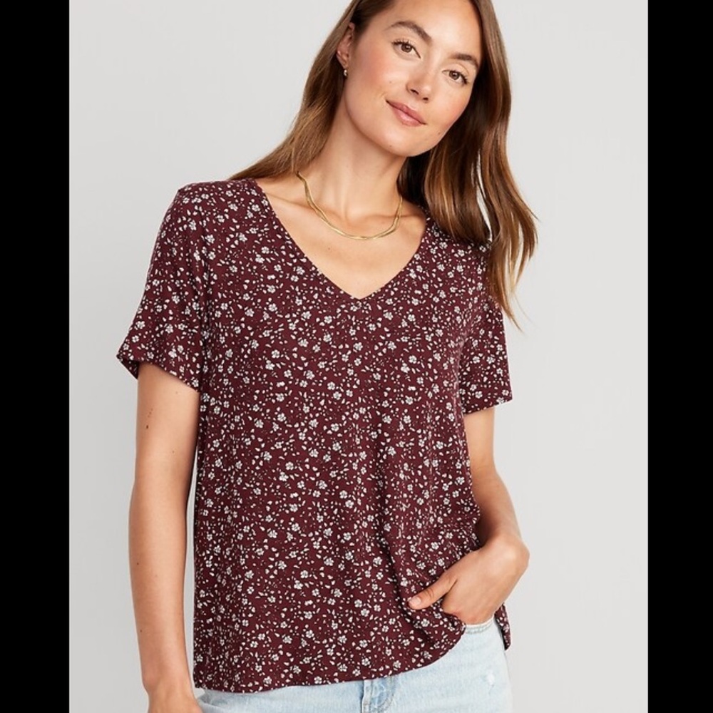 🔴 4/$15 Old Navy Luxe Women’s XS Burgundy Red Ditsy Floral V-Neck SS T-Shirt EUC